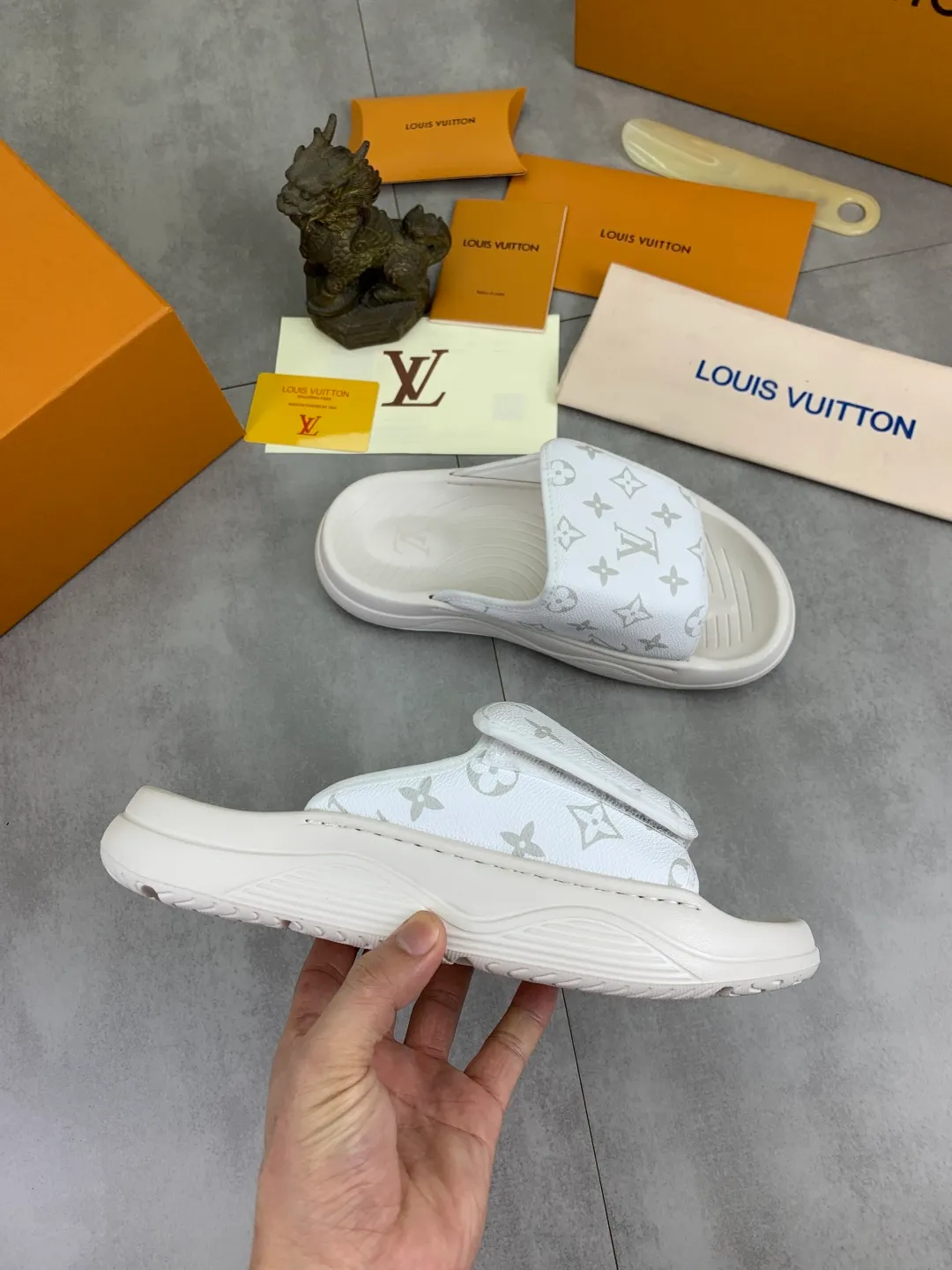 Men's shoes 💰P320💰【New style】🆘 Original quality 【LOUIS VUITTON】The popular Louis Vuitton LV men's slippers on the official website are on sale simultaneously! Original fabric imported from Italy. Original bottom provided by the original factory. Number of yards: 38-44 (customized to 45). Multiple colors to choose from. Fully packaged drawer box.